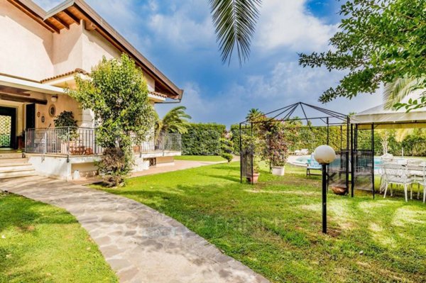 casa indipendente in vendita a Roma in zona Infernetto