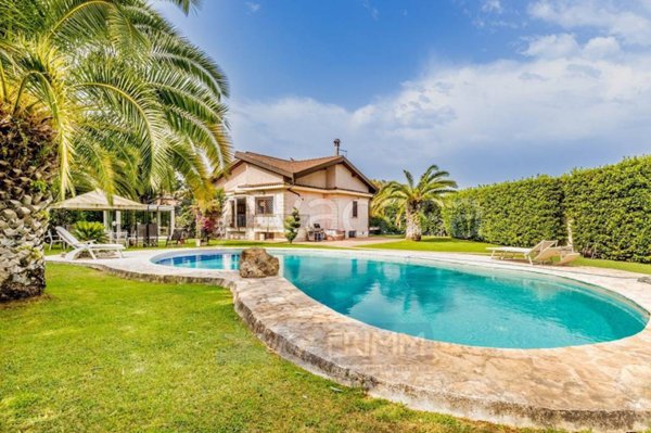 casa indipendente in vendita a Roma in zona Infernetto