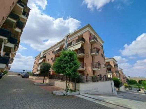 appartamento in vendita a Roma in zona Colle del Sole