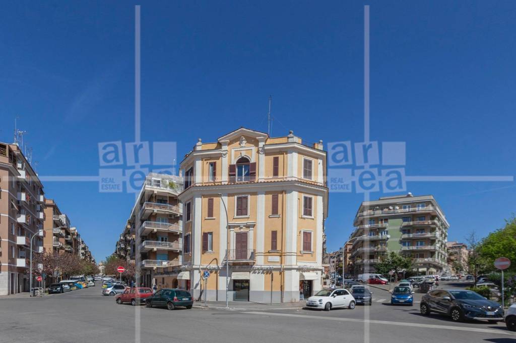 negozio in vendita a Roma in zona Appio Latino