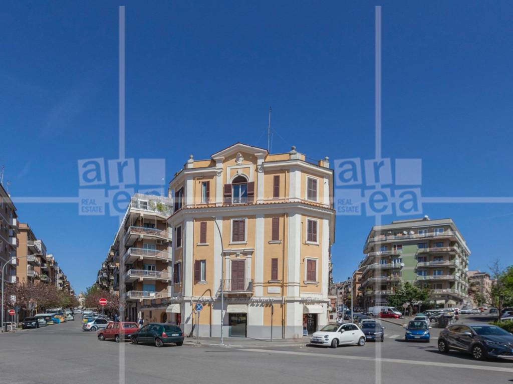 negozio in vendita a Roma in zona Appio Latino