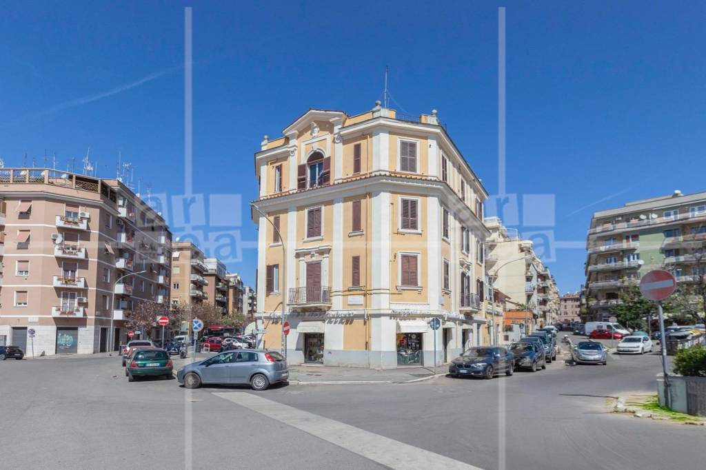 negozio in vendita a Roma in zona Appio Latino