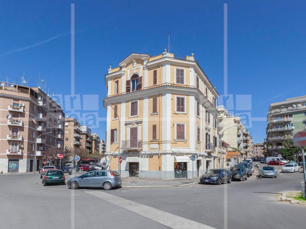 negozio in vendita a Roma in zona Appio Latino
