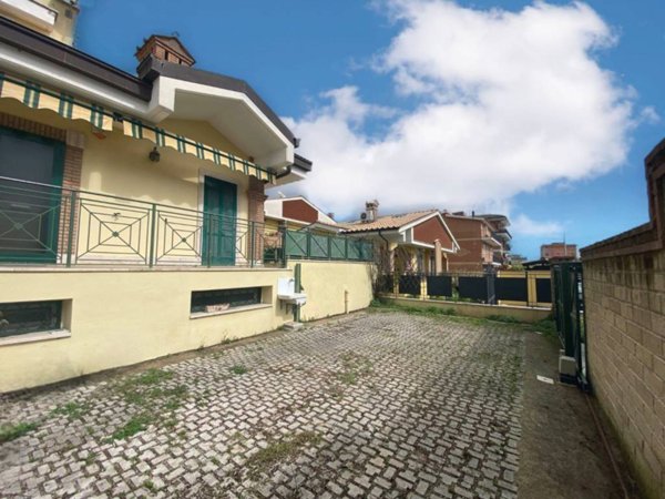 casa indipendente in vendita a Roma in zona Selva Candida