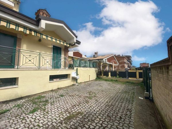 casa indipendente in vendita a Roma in zona Selva Candida