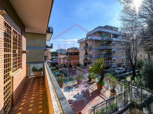 appartamento in vendita a Roma in zona Tomba di Nerone