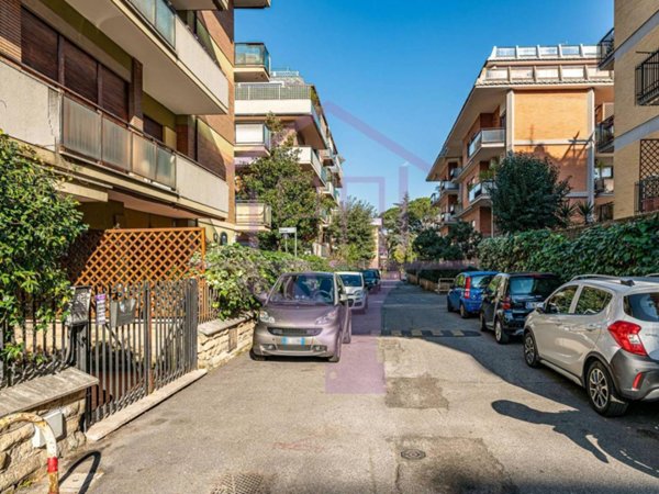 appartamento in vendita a Roma in zona Tomba di Nerone