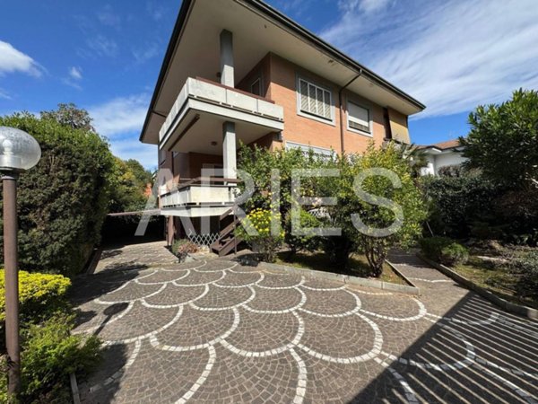 casa indipendente in vendita a Roma in zona Casal Palocco