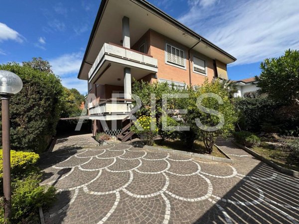 casa indipendente in vendita a Roma in zona Casal Palocco