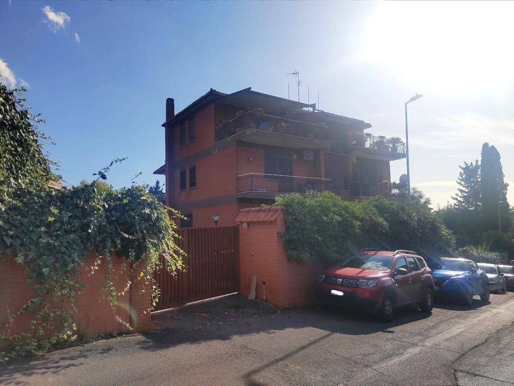 appartamento in vendita a Roma in zona Colle del Sole