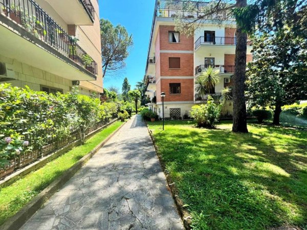 appartamento in vendita a Roma in zona Tomba di Nerone