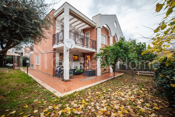 appartamento in vendita a Roma in zona Lunghezza