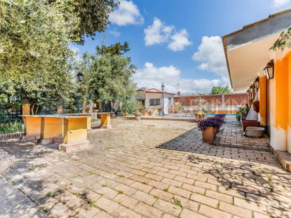 casa indipendente in vendita a Roma in zona Casal Palocco