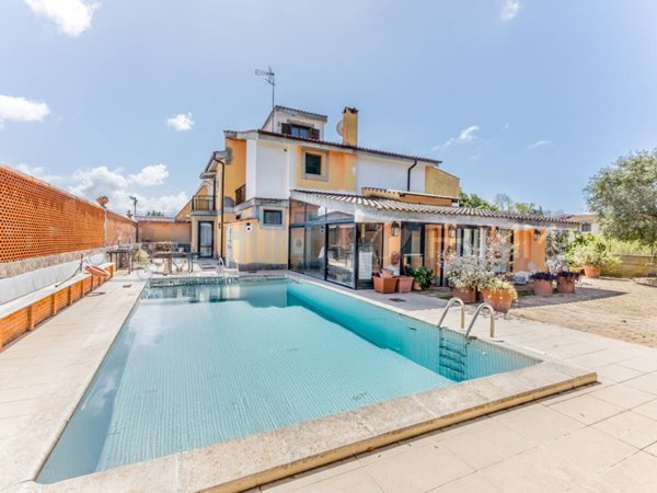 casa indipendente in vendita a Roma in zona Casal Palocco