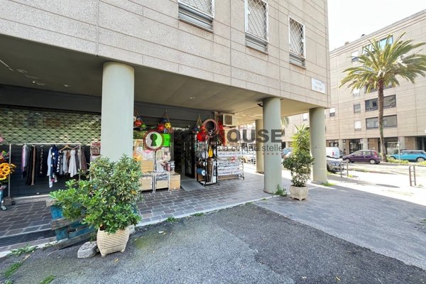locale commerciale in vendita a Roma in zona Torrino