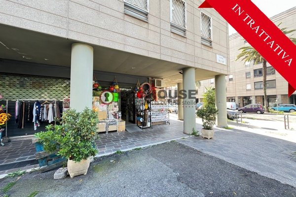 locale commerciale in vendita a Roma in zona Torrino