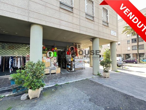 negozio in vendita a Roma in zona Torrino