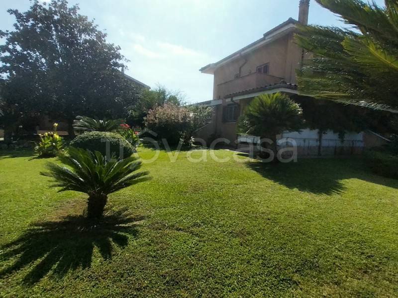 casa indipendente in vendita a Roma in zona Infernetto