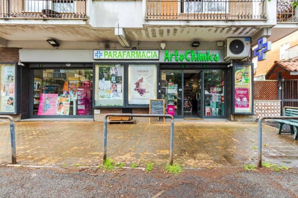 negozio in vendita a Roma in zona Vitinia
