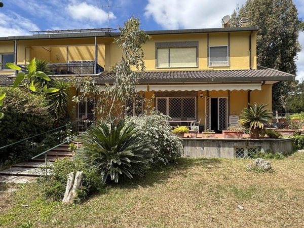 casa indipendente in vendita a Roma in zona Casal Palocco
