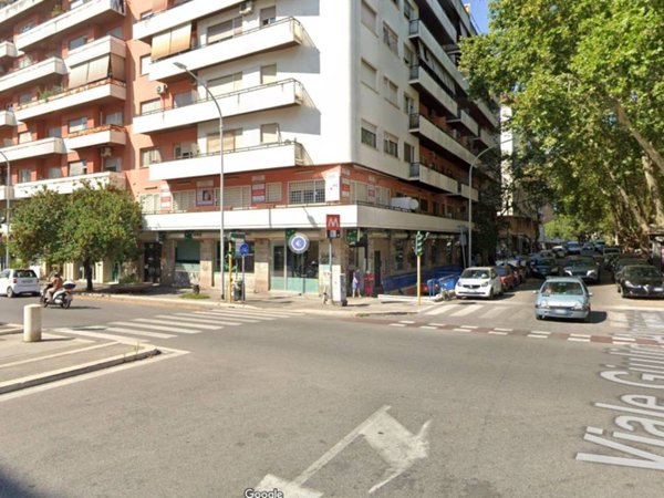 negozio in vendita a Roma in zona Cinecittà