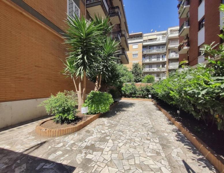 appartamento in vendita a Roma in zona Appio Claudio