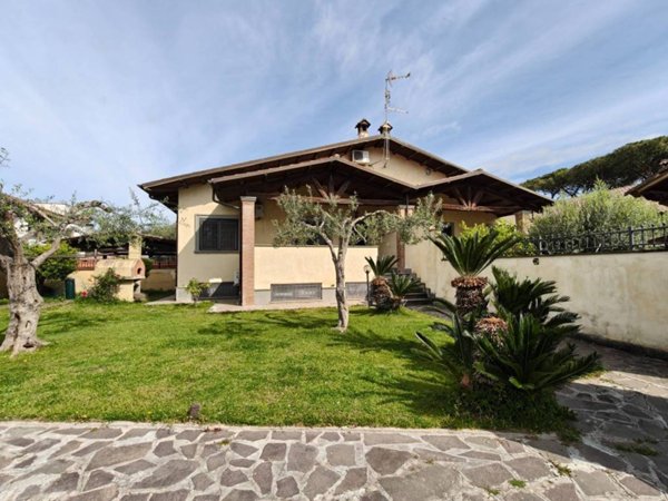 casa indipendente in vendita a Roma in zona Infernetto