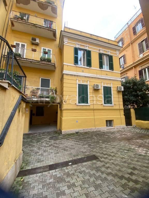 appartamento in vendita a Roma in zona Appio Latino