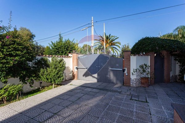 casa indipendente in vendita a Roma in zona Ostia Antica