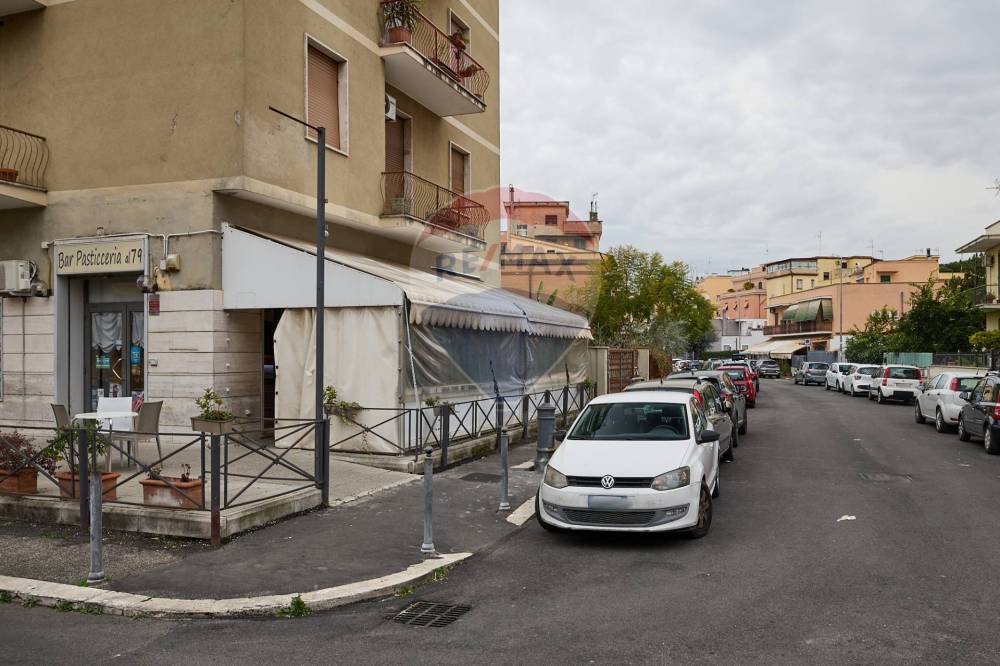 negozio in vendita a Roma in zona Ponte Mammolo