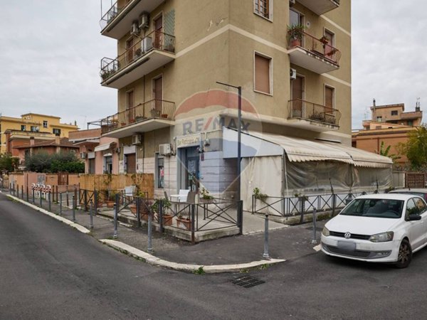 negozio in vendita a Roma in zona Ponte Mammolo