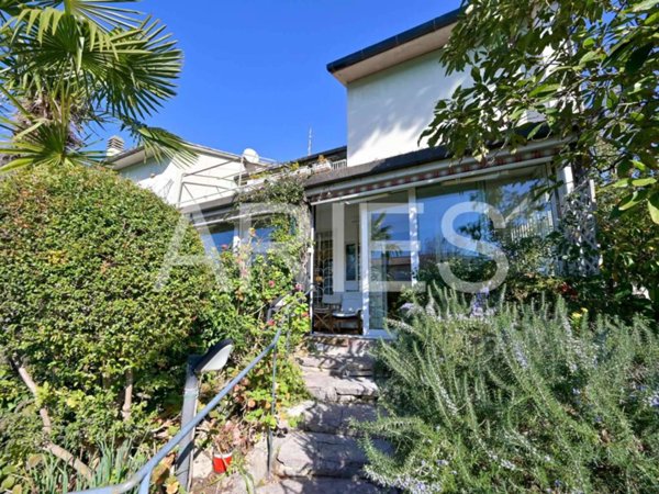 casa indipendente in vendita a Roma in zona Casal Palocco