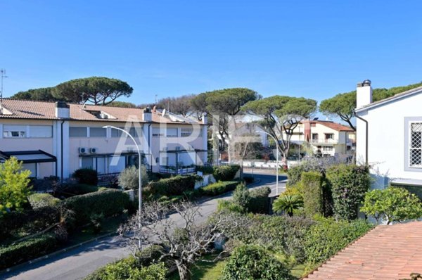 casa indipendente in vendita a Roma in zona Casal Palocco