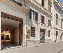 negozio in vendita a Roma in zona Rione Regola