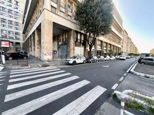 negozio in vendita a Roma in zona Don Bosco