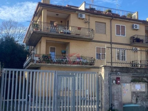 appartamento in vendita a Roma in zona Finocchio