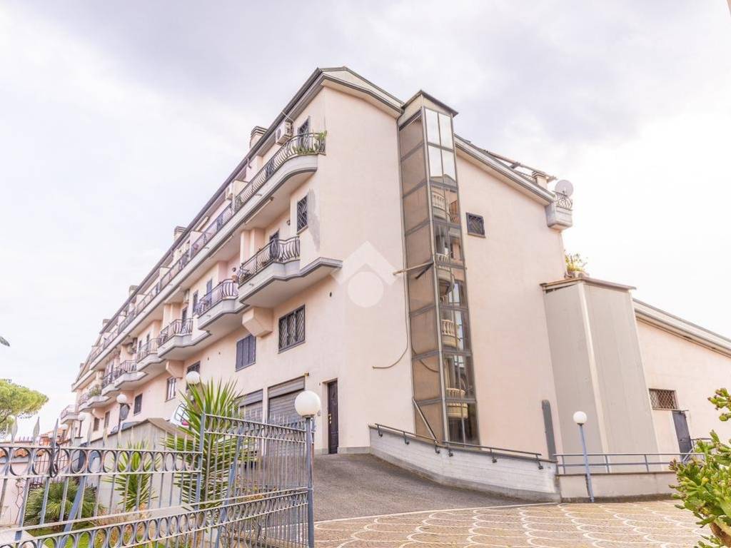 casa indipendente in vendita a Roma in zona Finocchio