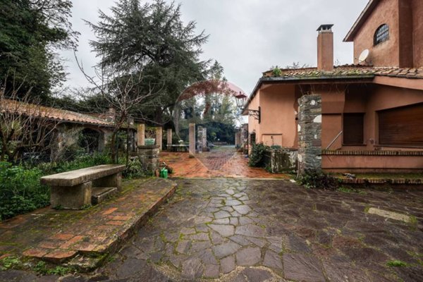 casa indipendente in vendita a Roma in zona Prima Porta
