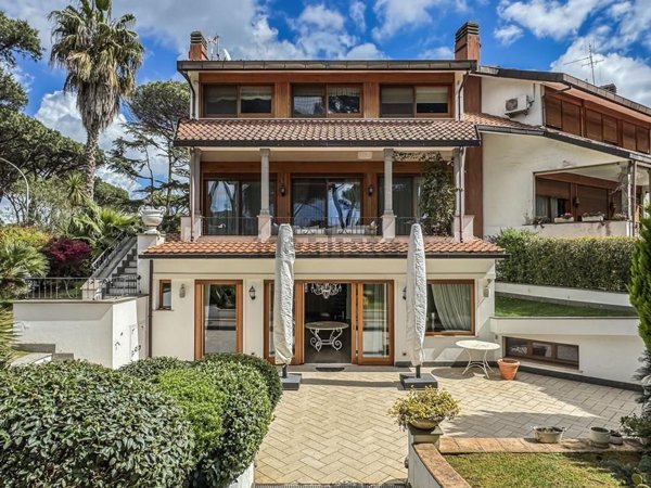casa indipendente in vendita a Roma in zona Casal Palocco