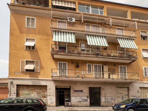 negozio in vendita a Roma in zona Prenestino-Centocelle