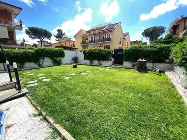 appartamento in vendita a Roma in zona Ardeatino