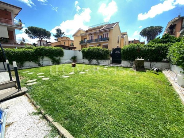 appartamento in vendita a Roma in zona Appio Pignatelli