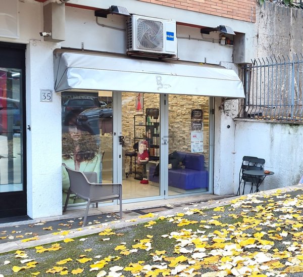 negozio in vendita a Roma in zona Vigna Murata