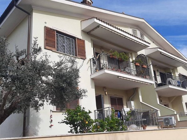 casa indipendente in vendita a Roma in zona Colle del Sole
