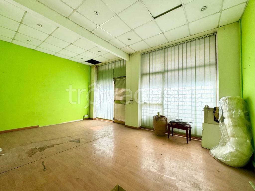 negozio in vendita a Roma in zona Tuscolano