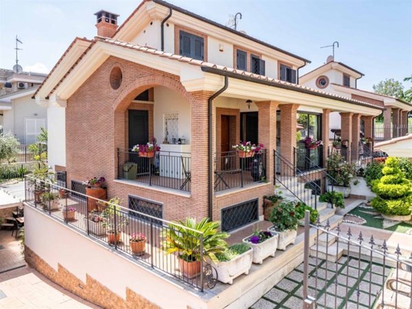 casa indipendente in vendita a Roma in zona Lunghezza