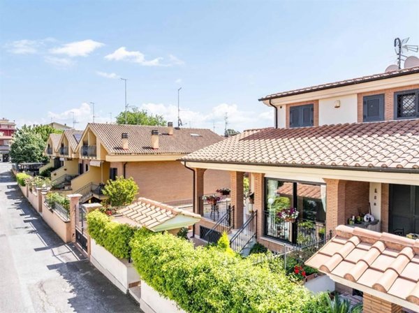 casa indipendente in vendita a Roma in zona Lunghezza
