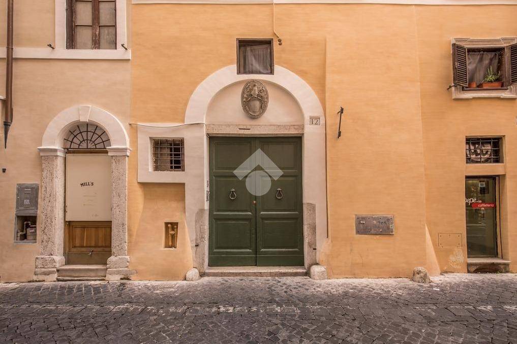 appartamento in vendita a Roma in zona Parione/Sant'Eustachio