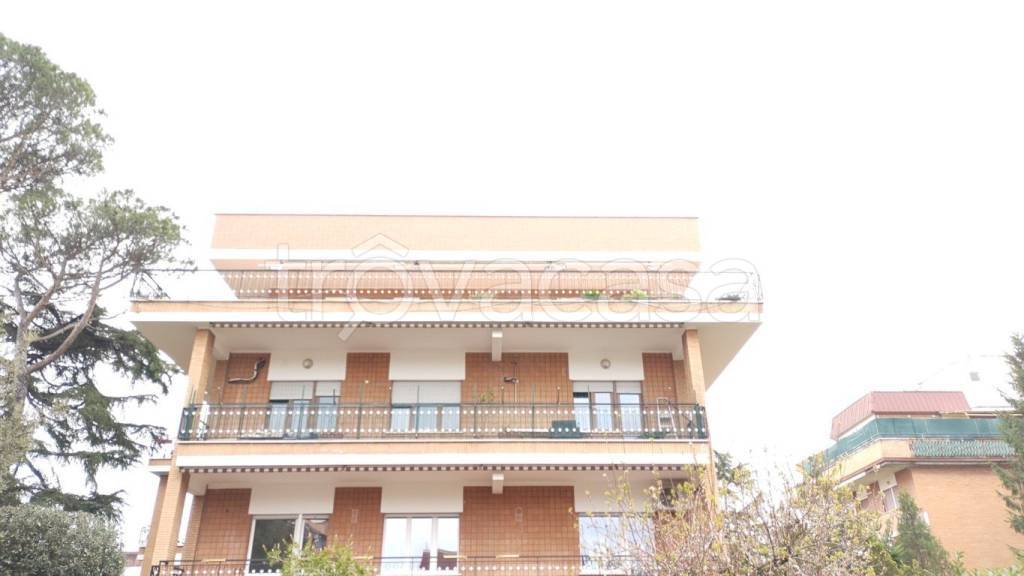 appartamento in vendita a Roma in zona Tomba di Nerone