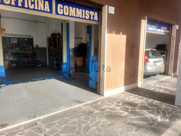 locale commerciale in vendita a Roma in zona Cinecittà